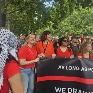 Els En Béné achter banner