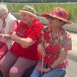 Vrijwilligers Pax Christi zitten