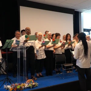Een koor zingt