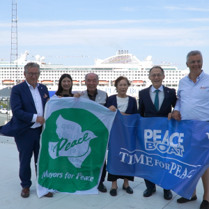  Ito Masao en Kuramori Terumi samen met Joachim Coens van Pax Christi en Brugse burgemeester Dirk De Fauw