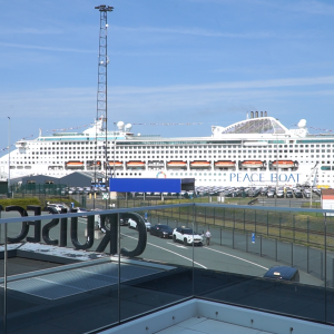 De Peace Boat meert aan in Zeebrugge