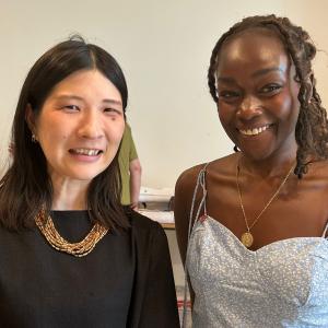 Naomi Zoka van Pax Christi met medewerker van de Peace Boat