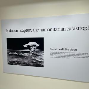 Achteraf nemen we een kijkje bij de tentoonstelling op de Peace Boat