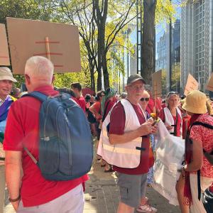 Pax Christi vrijwilligers op betoging