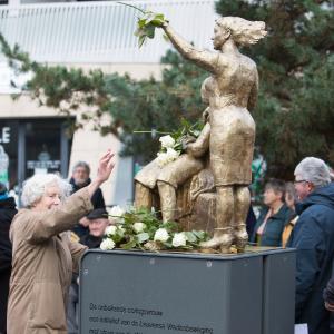 Wapenstilstand ceremonie aan stadbeeld onbekende oorlogsvrouw (Leuven)