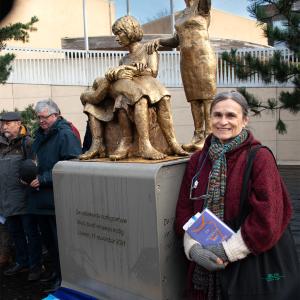 Leuvense Vredesbeweging aan standbeeld Onbekende oorlogsvrouw