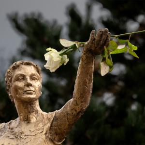 Foto herdenking aan standbeeld Onbekende Oorlogsvrouw (Leuven)