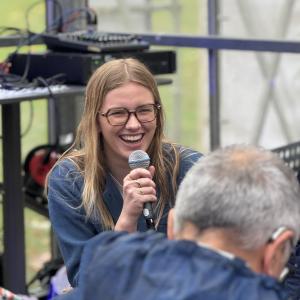 Anna Roos, voorzitter Vlaamse Jeugdraad, tijdens panelgesprek "Vredesactivisme over generaties heen"