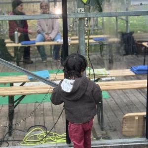 Jong en oud in de Temple of Peace