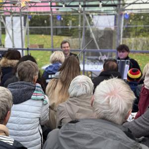De Russische violist Lev Adamov en de Oekraïense kunstenaar Oleksii Soldatov spelen samen muziek. 