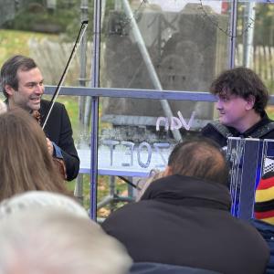 De Russische violist Lev Adamov en de Oekraïense kunstenaar Oleksii Soldatov spelen samen muziek. 