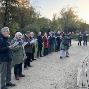 Samen "Alle kleuren van de regenboog" zingen tijdens de slotceremonie