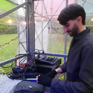 Stagehand Iyas leidt alles in goede banen