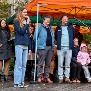 Campagnemedewerker Laura tijdens de Openingsceremonie