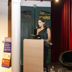  Elisabeth Lucie Baeten brengt gedicht voor