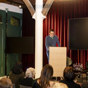 Wim Vandewiele geeft de eindspeech en zet aftredend bestuurslid Nicole Scheers in de bloemetjes