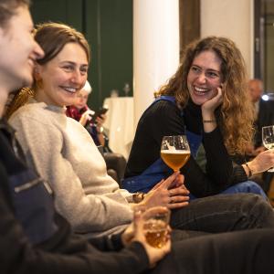Genieten van een glaasje voor de ceremonie begint
