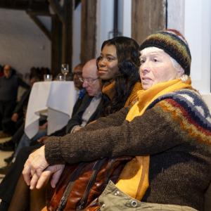 Het publiek luistert naar de speeches