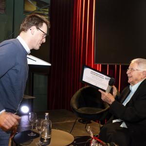 Voorzitter Wim Vandewiele geeft Jeanne Devos haar oorkonde als Vredesbouwer