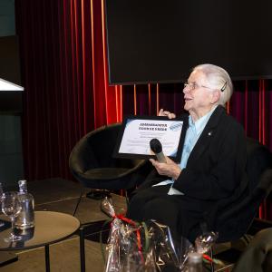 Voorzitter Wim Vandewiele geeft Jeanne Devos haar oorkonde