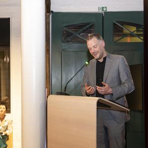 Orry van de Wauwer geeft een huldigingsspeech voor Elisabeth Lucie Baeten