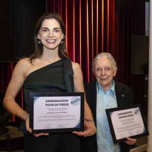 Elisabeth Lucie Baeten en zuster Jeanne Devos met hun oorkondes