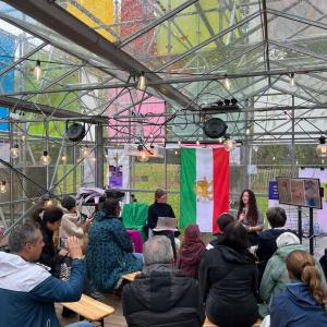 Avina Diba tijdens het panel De vergeten namen