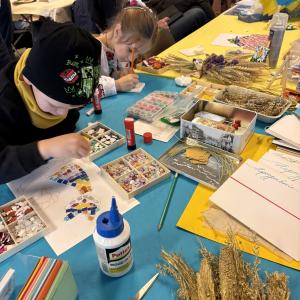 Kinderen knutselen herdenkingsdag Oekraïne