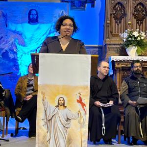 Bénédicte tijdens het vredesgebed