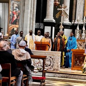 Senegalese moslimgemeenschap in de kathedraal