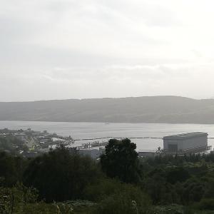 De marinebasis van Faslane, en de Clyde-rivier met op haar bodem het kernarsenaal van het Verenigd Koninkrijk