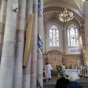 De zondagsviering in de St.Andrew's-kathedraal wordt opgedragen aan het thema van vrede en nucleaire ontwapening. De Aartsbisschop gaat voor.